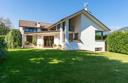 Valtellina House | Stunning villa for 6 guests with WIFI, private pool, TV, patio and pets allowed