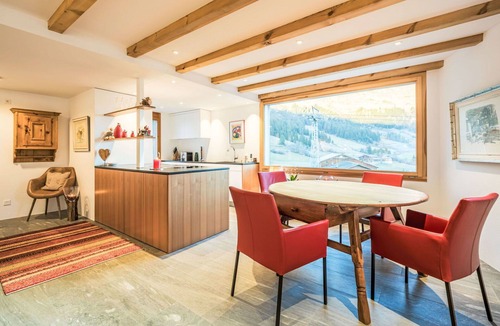 Flims House | Stunning villa for 7 guests with WIFI, TV and patio