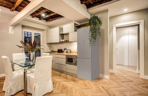 Rione III Colonna Apartment | Stylish 3 bedroom apartment with an unique location in between the Trevi Fountain and Spanish steps.