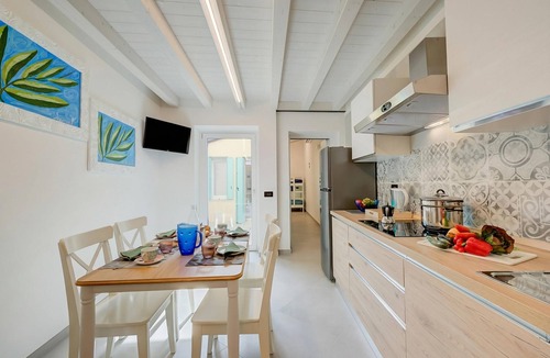 Salionze Apartment | Ulivo Apt - Palazzo Palermo 1817 A/C, 2BR Sleeps 5, Salionze, Italy