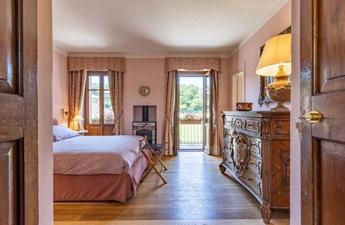 Dormelletto Apartment | Villa Harmonia - Luxury Rooms - Rosa Suite - AC - By Guestaly