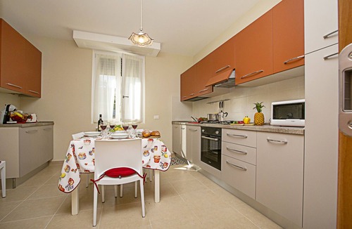 Desenzano del Garda Apartment | Villa Mimosa Near Desenzano Old Town Apt 4 Parking, A/C, WiFi, Desenzano Del Garda, Italy