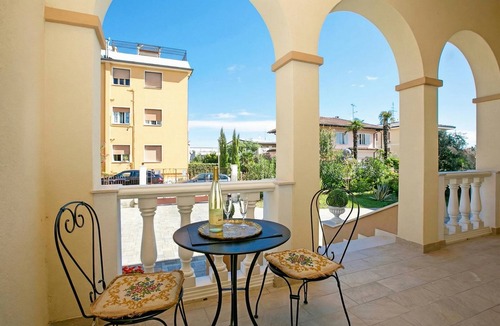 Desenzano del Garda Apartment | Villa Mimosa Near Desenzano Old Town Apt 1 Parking, A/C, WiFi, Desenzano Del Garda, Italy