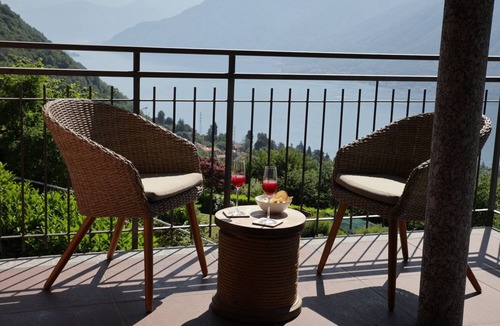 Dizzasco Villa | Villa Roseo - Marvelous 4-bedroom villa with AC lake view pool garden- Dizzasco