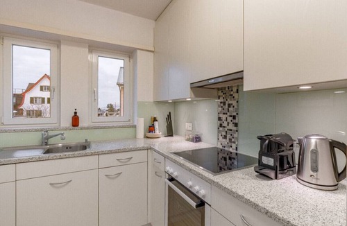 Horgen District Apartment | Warm, cosy 2-BR with balcony & parking · Kilchberg
