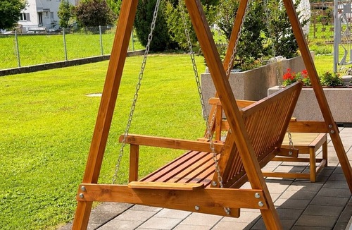 Meiringen Apartment | Waterfall 3BR Garden Apt AC near Interlaken