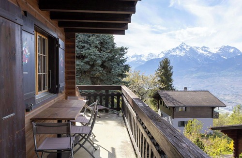 Les Mayens-de-Sion House | Wonderful private villa for 7 guests with balcony and pets allowed
