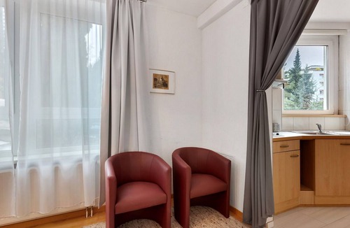 Kreuzlingen Apartment | 'Zimmer mit Kitchenette Rosenbaum' with Shared Garden and Wi-Fi