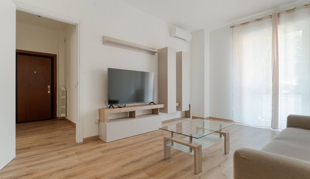 A cozy 82 sqm apartment, ideal for 5 people, located on the first floor of a building with an elevator.The property is situated in Comasina, a residential area rich in amenities and green spaces, right next to Parco Nord Milano.The Comasina M3 metro stat