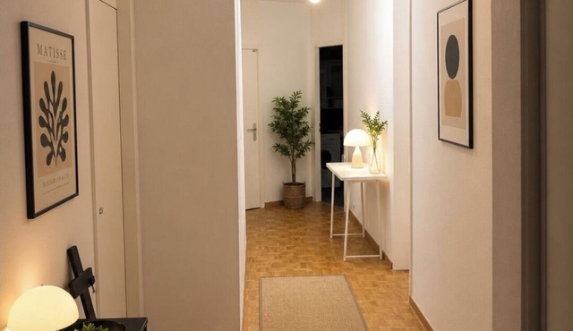 Affordable large private room in an apartment, suitable for couples