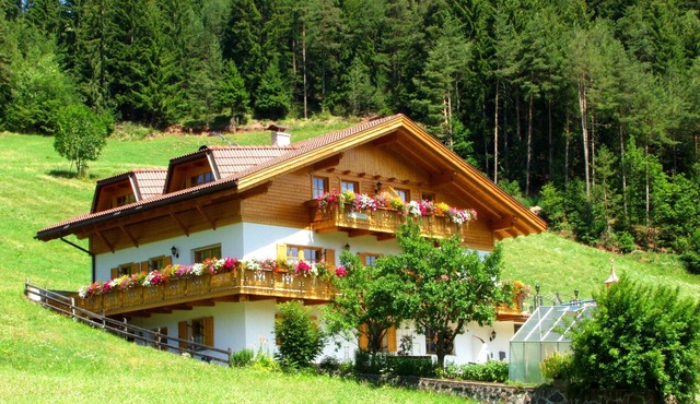 Apartment 'Bergblick - Lärche' with Mountain View, Garden & Wi-Fi in Villnöß