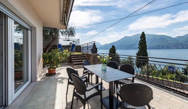 Apartment 'Cà Granda Brenzone' with Lake View, Wi-Fi and Air Conditioning