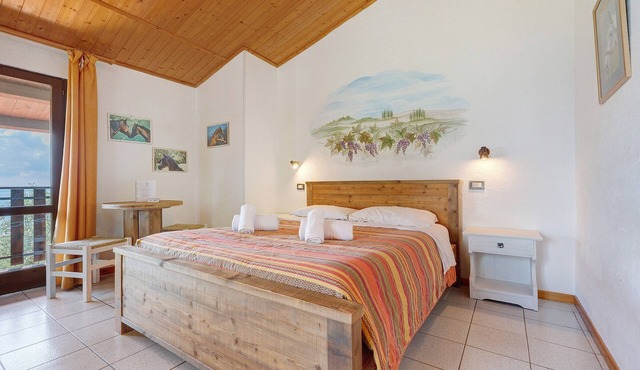 Apartment 'Camera Familiare Classic' with Lake View, Shared Garden and Wi-Fi