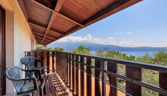 Apartment 'Camera Familiare Classic' with Lake View, Shared Garden and Wi-Fi