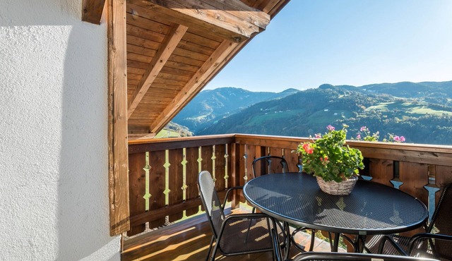 Apartment "Gfinkerhof Rosengarten" with Mountain View, Shared Terrace & Wi-Fi in Völs am Schlern