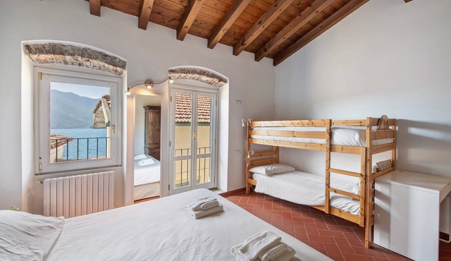 Apartment 'Il Giardino Segreto' with Lake View, Private Terrace and Wi-Fi