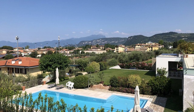 APARTMENT INSIDE A VILLA, LARGE GARDEN WITH LAKE AND POOL VIEW