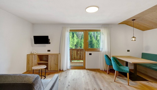 Apartment 'Lü Da Plazores Falc' with Mountain View, Shared Garden and Wi-Fi in Marebbe