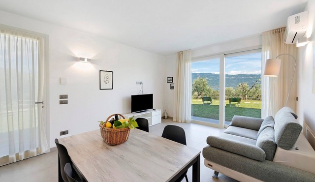 Apartment 'Primula' with Lake View, Wi-Fi and Air Conditioning