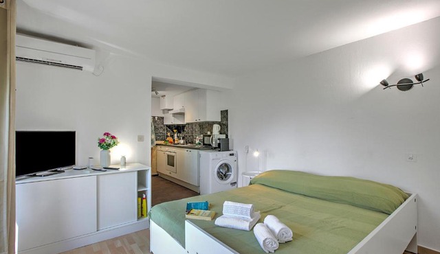Apartment View And Pool - Happy Rentals