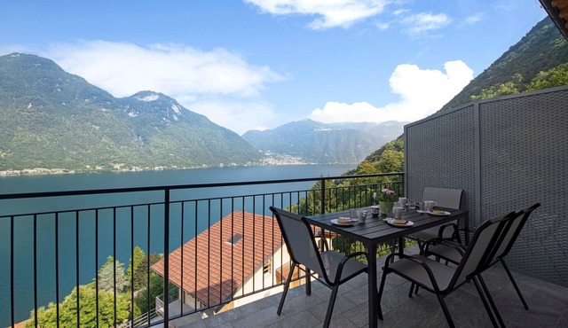 Appartamento 6 Il Tornante with Lake & Mountain Views, Wi-Fi, A/C & Balcony
