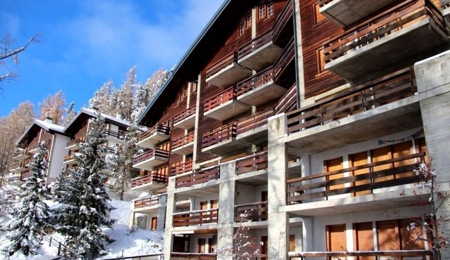 Appartement de 3 pièces situé au 1er étage dans la résidence Les Roches, idéal pour 4 à 6 personnes.