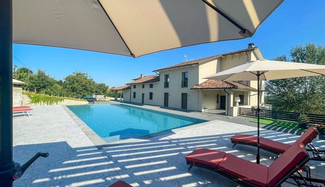 Beautiful apartment for 8 guests with A/C, private pool, WIFI, balcony and panoramic view in Vinchio