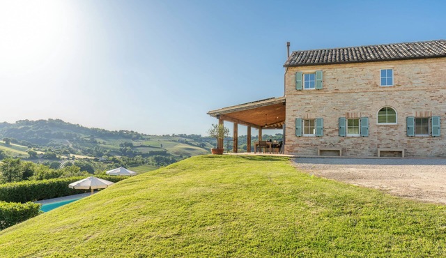 BEAUTIFUL HOLIDAY HOUSE (6-8 people) in the rolling countryside of Le Marche in Monte Rinaldo