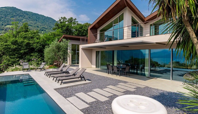 Beautiful private villa for 10 guests with WIFI, hot tub, private pool, TV and patio
