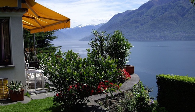 Beautiful vacation home in a prime location above the lake