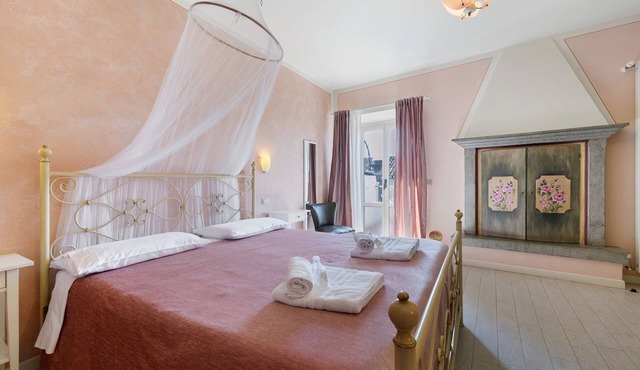 Bed and Breakfast 'Giardini Di Corte - Superior' with Lake View, Wi-Fi and Air Conditioning