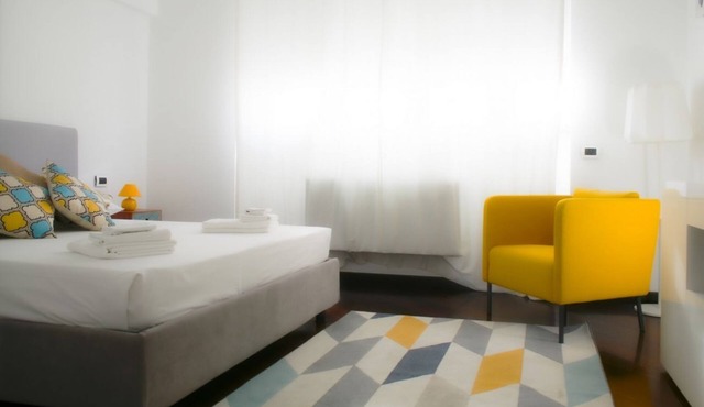 BERGONZOLI, 3 · Modern and bright near Central Station