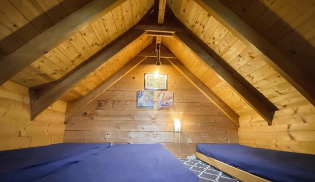 Blockhütte am Flugplatz mit Pool in Kuhndorf