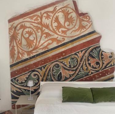 Bright frescoed attic in the city center, parking free! Brescia