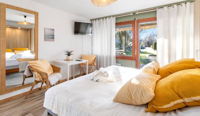 Bright studio apartment with a terrace, 5 minutes from the lake