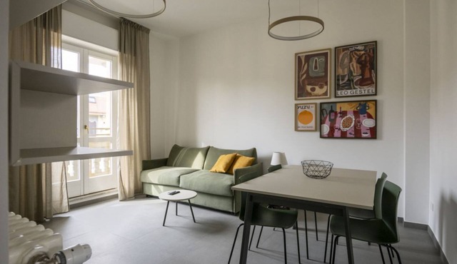 Bright Top Floor Flat with Balconies & AC - Loreto & Porta Venezia