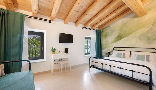 'Camera Olio' with Shared Garden, Wi-Fi and Air Conditioning