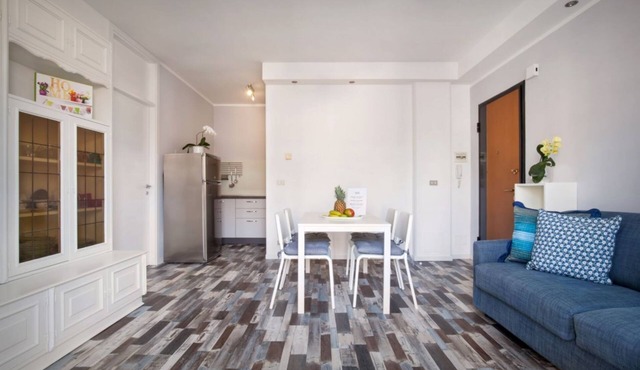 CASA GIRASOLE - for 4 people (plus baby crib), only 100 meters from the lake, parking inclusive
