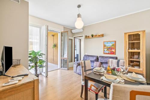 Casa Mirella quiet 2BR with View, Balcony and AC - Happy Rentals