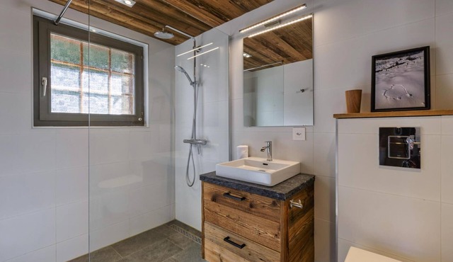 Chalet Capricorne -Impeccable Ski in/out Chalet with Sauna and views