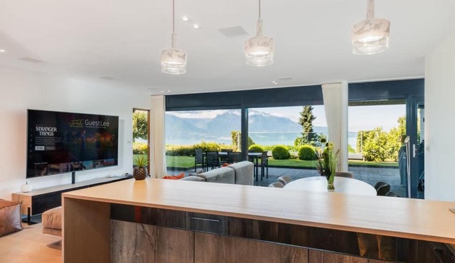 Charming and Spacious Residence in the Heart of Brent by GuestLee