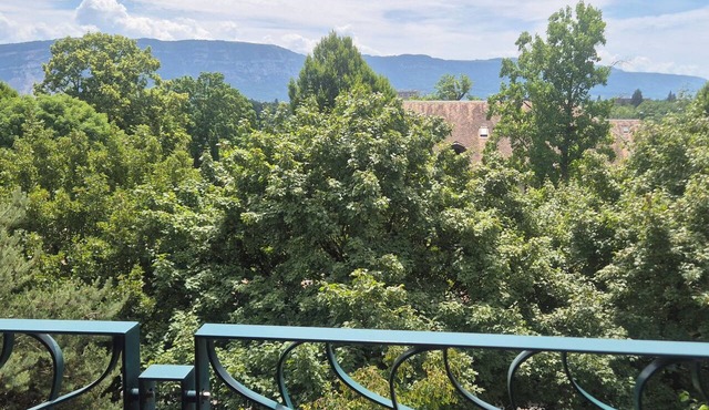 Chic & Calm 3BR Flat – Ideal Location & Parking