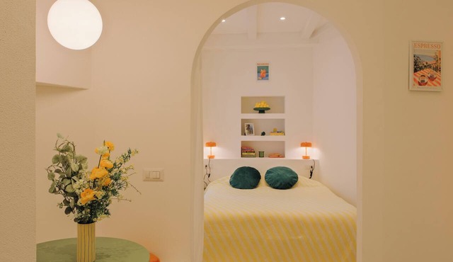 Colorful studio in tiny house next to Lake Como in Sala Comacina