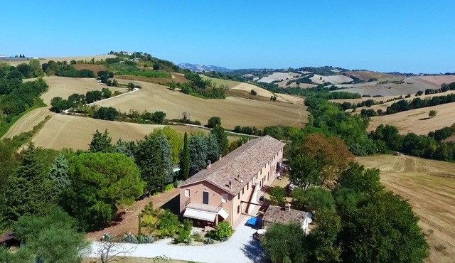 Comfortable and spacious apartment on small estate, central in Le Marche. in Marche