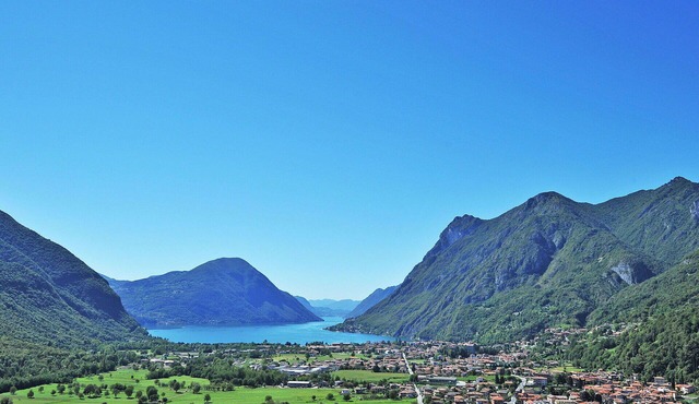 Cosy apartment for 4 guests with TV, patio and pets allowed in Porlezza