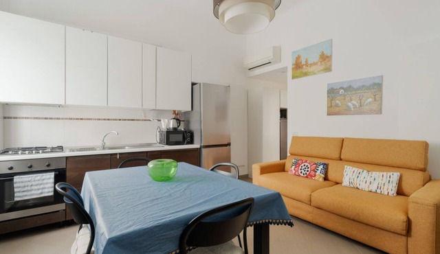 Cozy 45m2 apartment, ideal for 4 people, located on the first floor of a building without a lift (steps to access).The accommodation is located in a strategic area, a stone's throw from the M3/M5 Zara stop and the stops of numerous surface transport ve