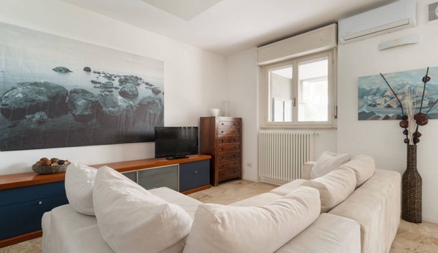Cozy 70m2 apartment, ideal for 4 people, located on the first floor of a building with lift.The accommodation is located in the Terrazze area, a residential neighborhood in the south of Milan, characterized by the presence of numerous green areas.The pre