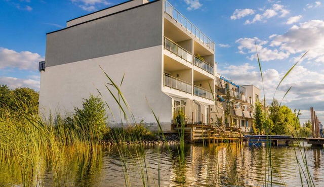 Cozy vacation rental on Lake Hainer with 2 balconies and a lake view/60 m²/sleeps 4 in Neukieritzsch