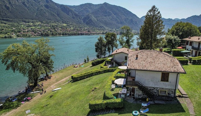 Directly on the lake with terrace
