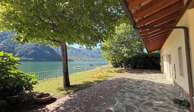 Directly on the lake with garden in Tre Capitelli